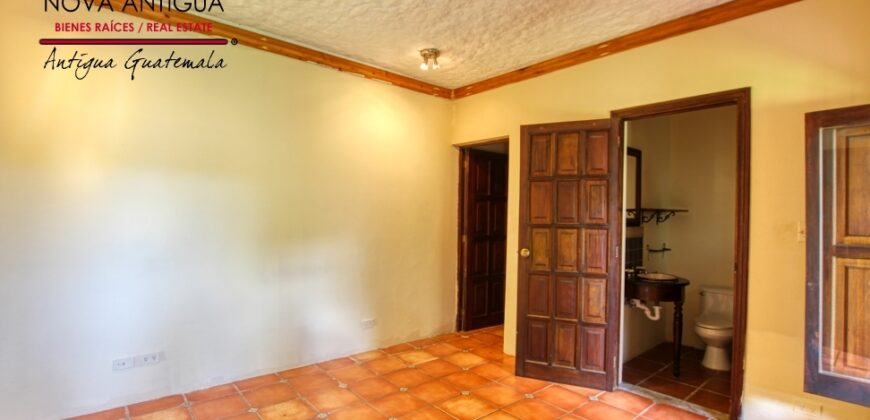 C4017 – Unfurnished house with large garden