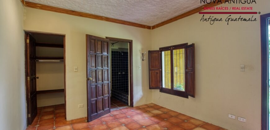 C4017 – Casa sin muebles con amplio jardin