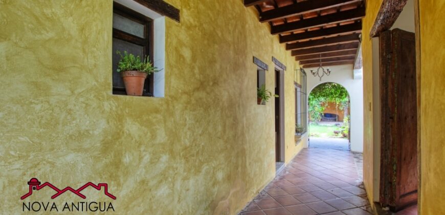 C4017 – Casa sin muebles con amplio jardin