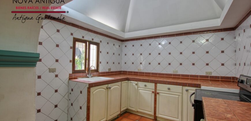 C4017 – Unfurnished house with large garden