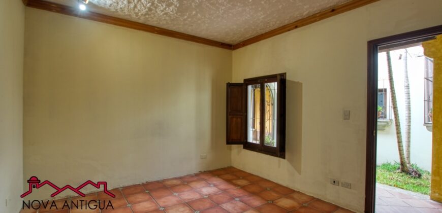 C4017 – Unfurnished house with large garden