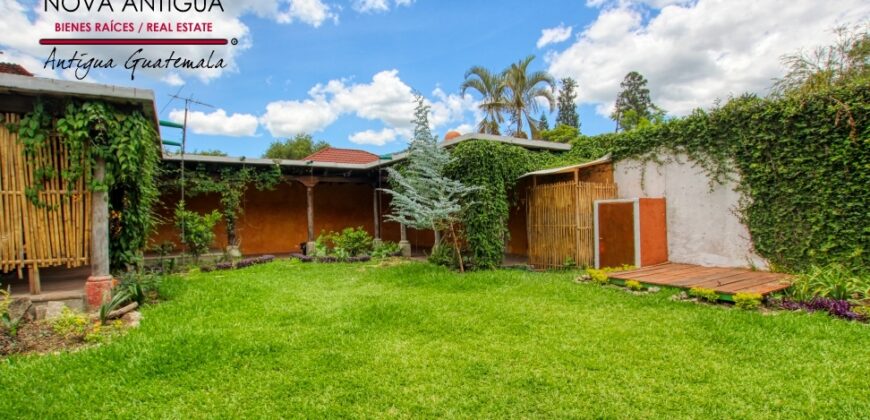 C4017 – Casa sin muebles con amplio jardin