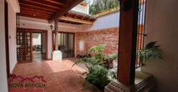 B140 – Hermosa casa con detalles coloniales en residencial