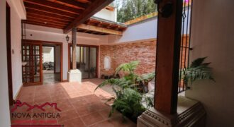 B140 – Hermosa casa con detalles coloniales en residencial