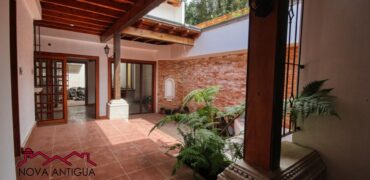 B140 – Hermosa casa con detalles coloniales en residencial