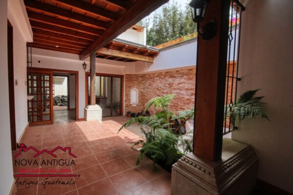 B140 – Hermosa casa con detalles coloniales en residencial