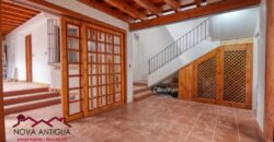 B140 – Hermosa casa con detalles coloniales en residencial