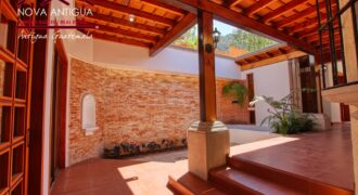 B140 – Hermosa casa con detalles coloniales en residencial