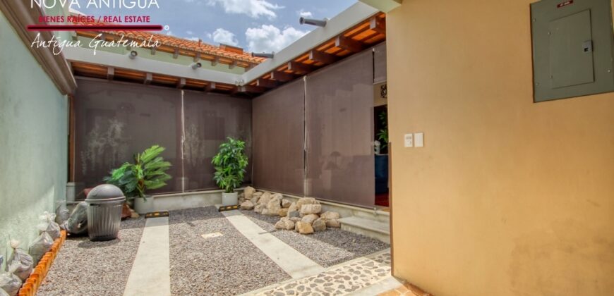 A4219 – House in the center of Antigua Guatemala