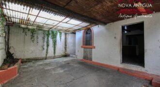 A4219 – Casa de un nivel en el centro de Antigua Guatemala