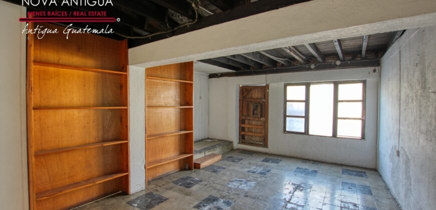 A4221 – Retail space for rent a few blocks from the central park