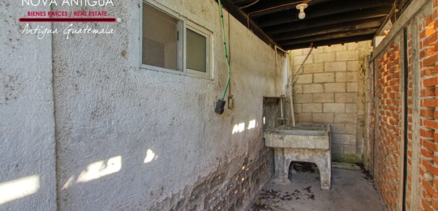 A4221 – Local en renta a pocas cuadras del parque central