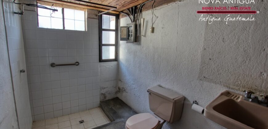 A4221 – Retail space for rent a few blocks from the central park