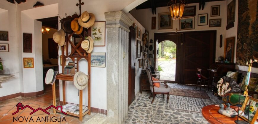 A4222 – Spectacular furnished house in residential area