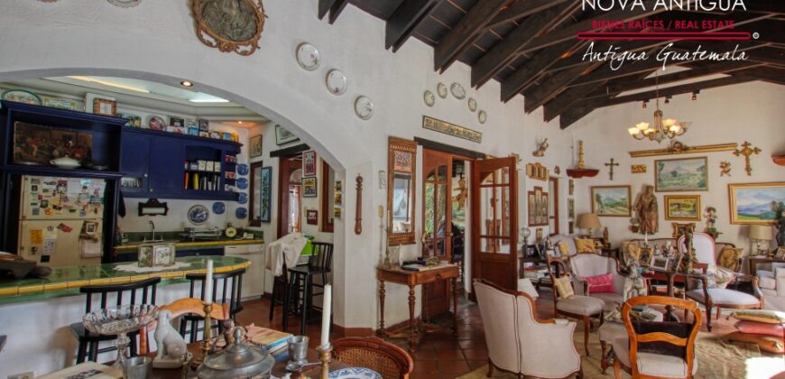 A4222 – Espectacular casa amueblada en residencial