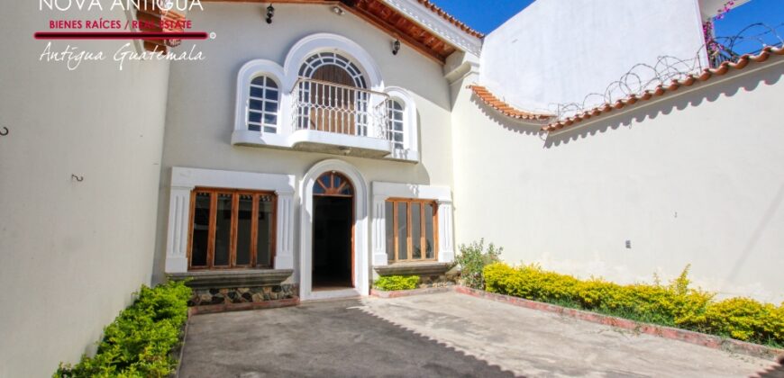 J531 –  Casa y terreno en venta dentro de residencial