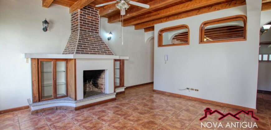 J531 –  Casa y terreno en venta dentro de residencial