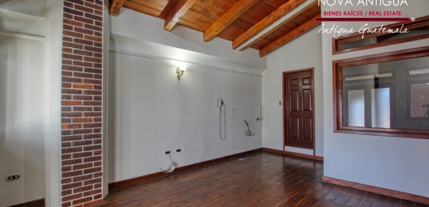 J531 –  Casa y terreno en venta dentro de residencial