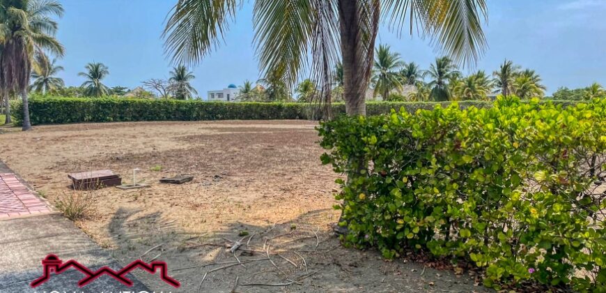 CS15 – Two lands for sale inside Condominium in Monterrico