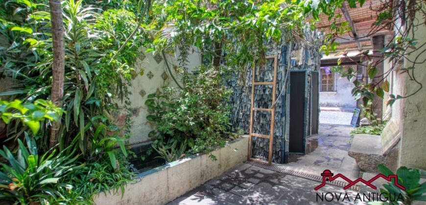 A4230 – Propiedad comercial en el casco de Antigua Guatemala