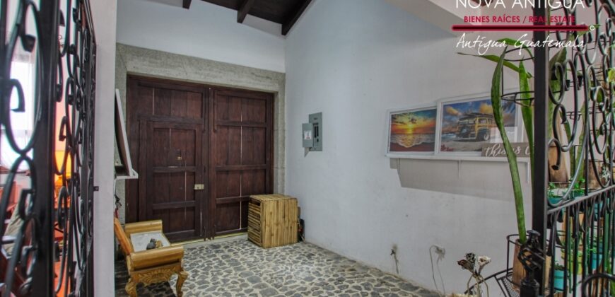 B144 – Bonita casa dentro de residencial en el area del Calvario