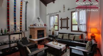 B144 – Bonita casa dentro de residencial en el area del Calvario