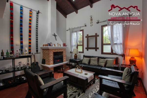 B144 – Bonita casa dentro de residencial en el area del Calvario