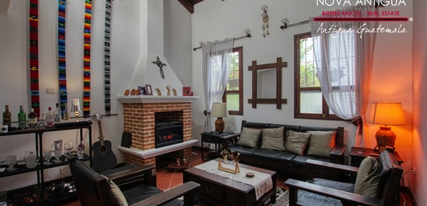 B144 – Bonita casa dentro de residencial en el area del Calvario