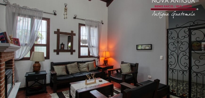 B144 – Bonita casa dentro de residencial en el area del Calvario