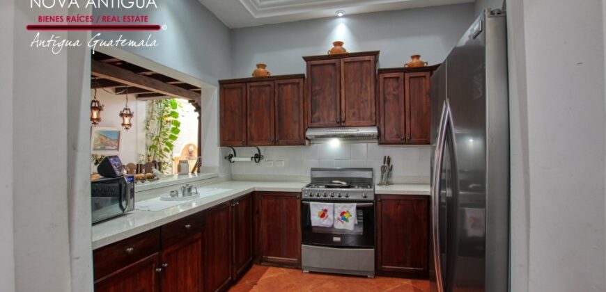 B144 – Bonita casa dentro de residencial en el area del Calvario