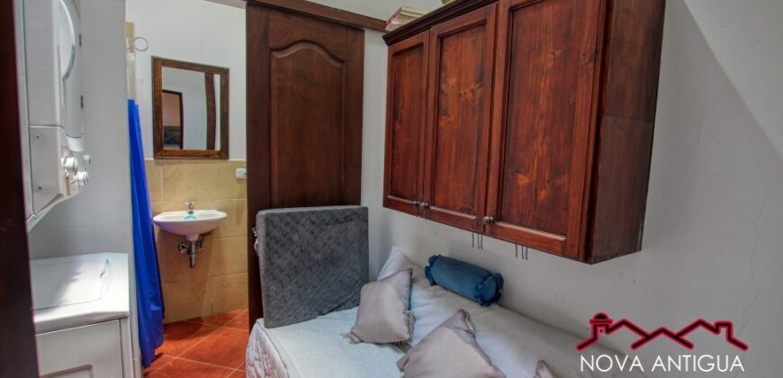 B144 – Bonita casa dentro de residencial en el area del Calvario