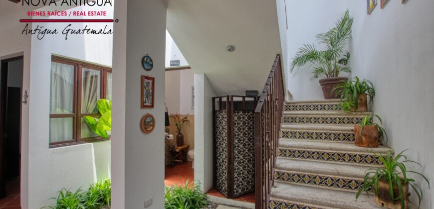 B144 – Beautiful house within a residential area in the Calvario area