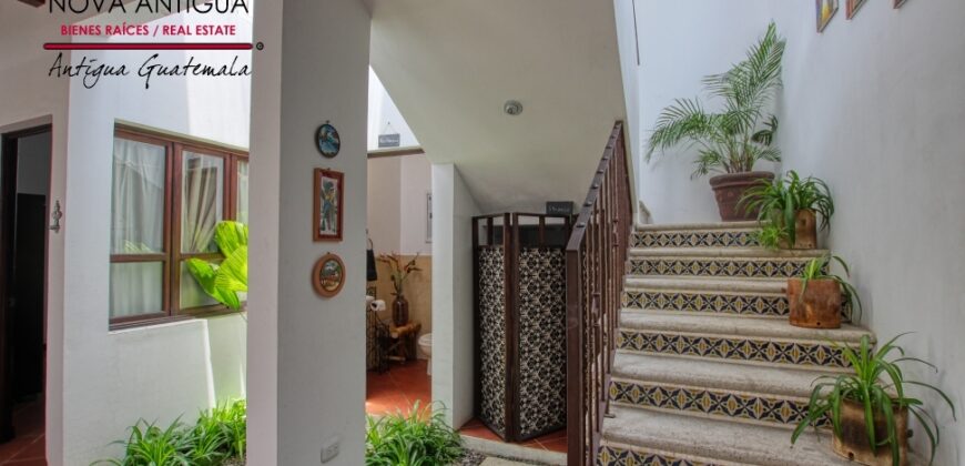 B144 – Bonita casa dentro de residencial en el area del Calvario