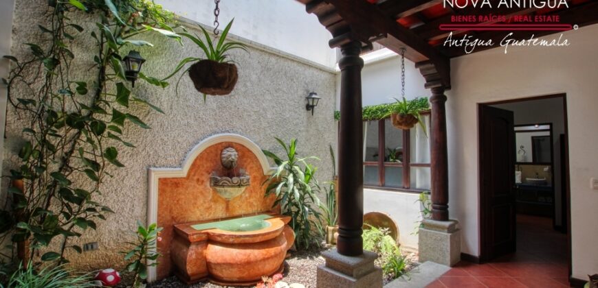 B144 – Bonita casa dentro de residencial en el area del Calvario