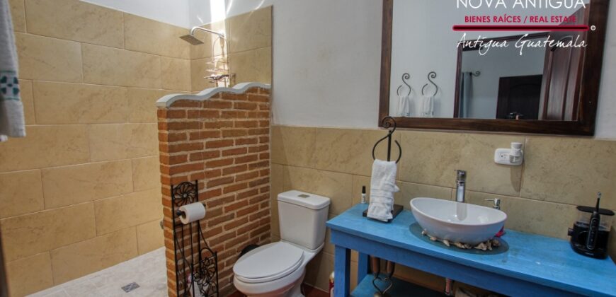 B144 – Beautiful house within a residential area in the Calvario area