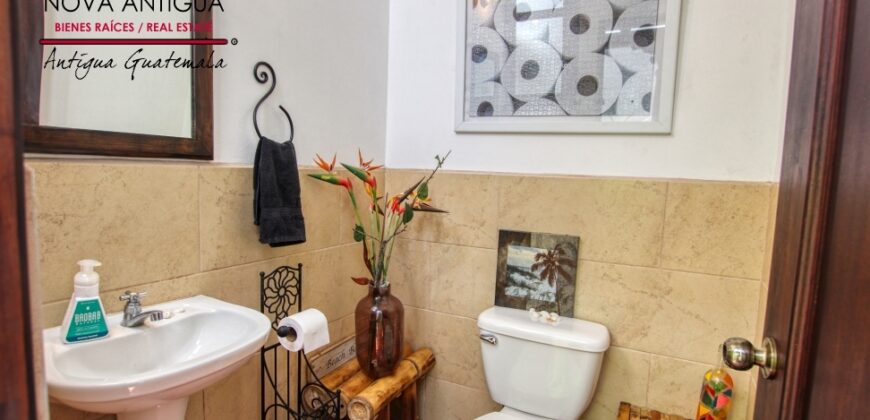 B144 – Bonita casa dentro de residencial en el area del Calvario