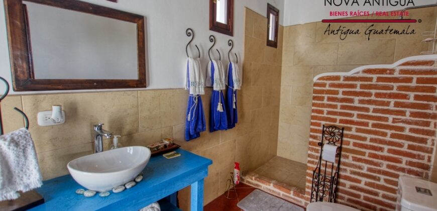 B144 – Bonita casa dentro de residencial en el area del Calvario