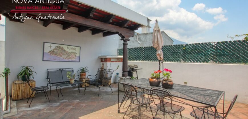 B144 – Beautiful house within a residential area in the Calvario area