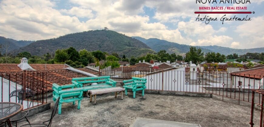 B144 – Bonita casa dentro de residencial en el area del Calvario