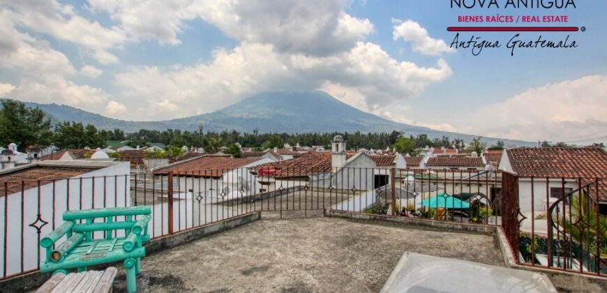 B144 – Bonita casa dentro de residencial en el area del Calvario