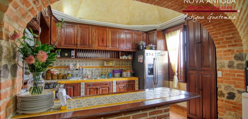 B145- Bonita casa amueblada y equipada en condominio