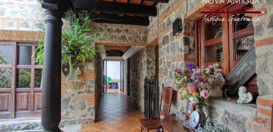 B145- Bonita casa amueblada y equipada en condominio