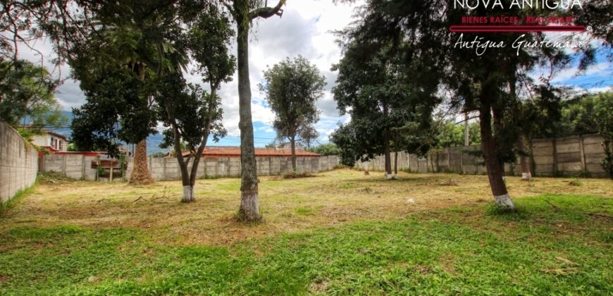 A4232 – Terreno en el centro de Antigua Guatemala