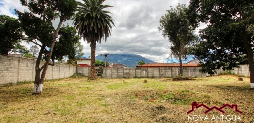 A4232 – Terreno en el centro de Antigua Guatemala