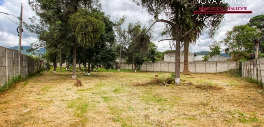 A4232 – Terreno en el centro de Antigua Guatemala