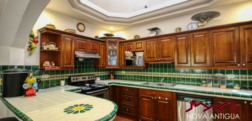 A4231 – Beautiful house within walking distance of Central Park