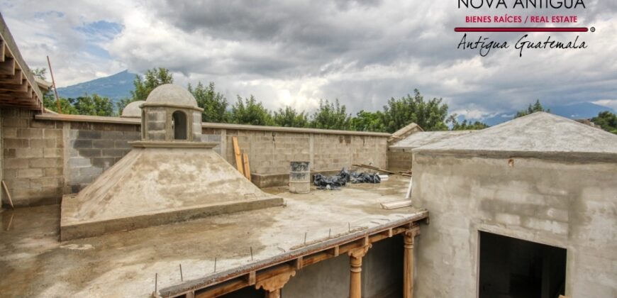 B146 -Bonita casa en construccion en el area del Calvario