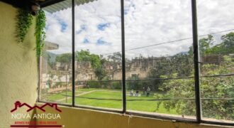 A4233 – Large rental option with views of the ruins