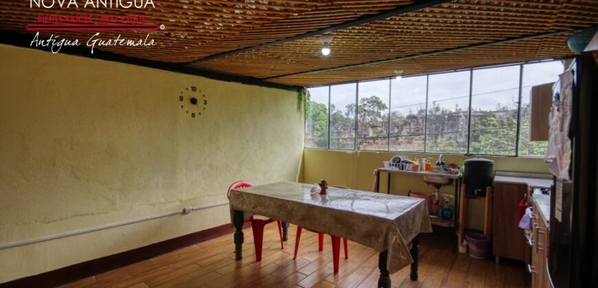 A4233 – Large rental option with views of the ruins