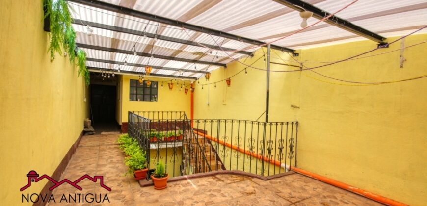 A4233 – Large rental option with views of the ruins